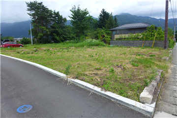 南側道路から敷地北方向を撮影