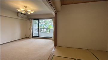 和室とダイニングキッチン（和室の襖を開けた状態）