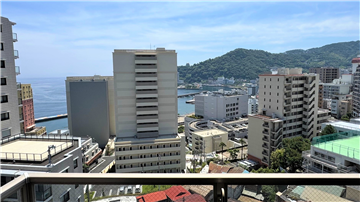 バルコニーより南方向の眺望／熱海港と山並みを望む