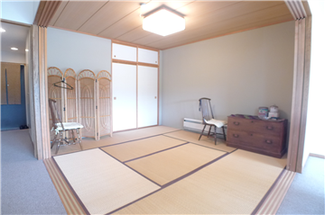 襖を開けてLDKと一体利用も可能な和室