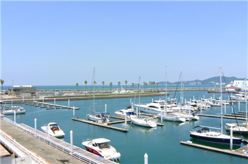 マリーナの向こうに広がる和歌浦湾／バルコニーから北西向き