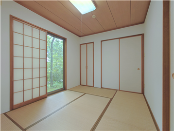 和室の北角より居室入口方向