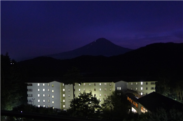 ＬＤＫからバルコニー方向に望む富士山（夜）