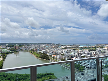 バルコニーからの眺望（手前が報得川、右奥が東シナ海）