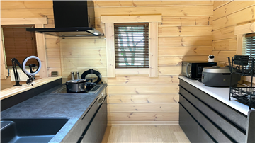 黒を基調としたキッチンスペース