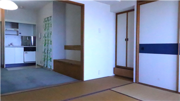 DKのベンチと和室（和室から撮影）