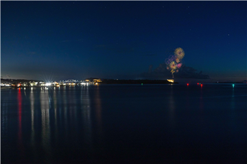 海岸（約230ｍ）から瀬底島の花火を望む
