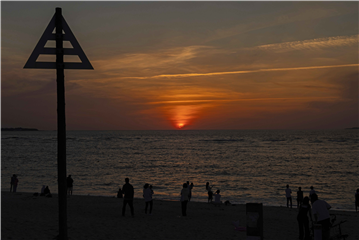 海岸（約230ｍ）から東シナ海に沈む夕日を望む