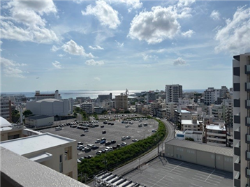北西側バルコニーから那覇市街・東シナ海を一望