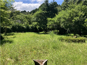 平坦なお庭が特徴的な物件です／北側から南側撮影