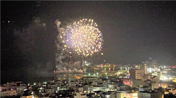 屋上から伊東温泉夢花火を望む