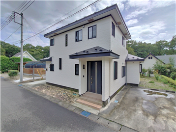 接面道路の北西側より敷地内建物方向