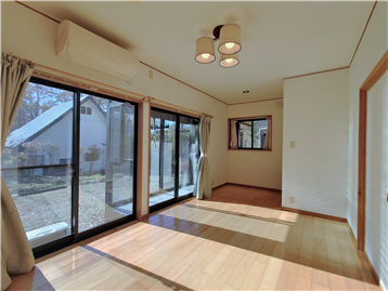 洋室1を北東角より