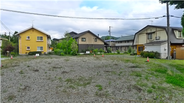 敷地内（南東側道路方向を撮影）