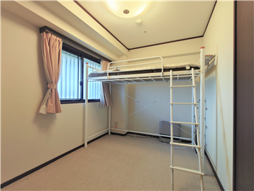 洋室を居室入口より撮影