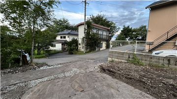 敷地より北東側接道部分を撮影