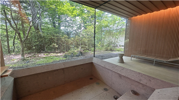 母屋地下1階浴室からの夏の景色／北東方向