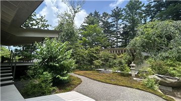 庭園／左：母屋、右：別棟1、おおるり