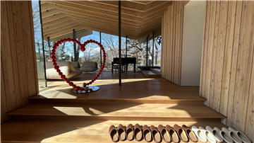 母屋（玄関）／西方向を撮影