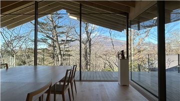 北東に浅間山を望む母屋ダイニング