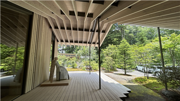 母屋エントランス／車寄せ方向を撮影