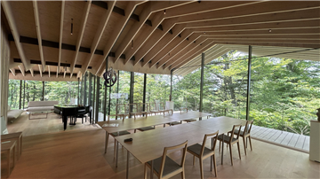 母屋1階ダイニングからリビング／南西正方向を撮影