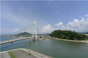 玄関外共用廊下から見えるサンブリッジ／北方向を撮影