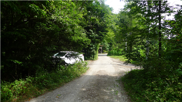 南西側前面道路（南東方向を撮影）