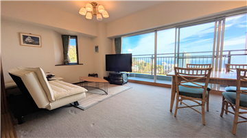 リビングダイニング／キッチン側からバルコニー方向を撮影