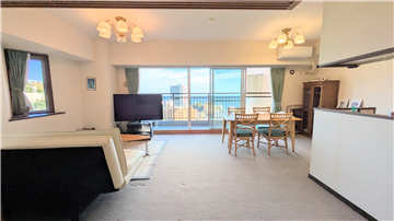 リビングダイニング／入口側からバルコニー方面を撮影