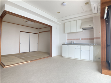 ＬＤＫ（バルコニー側から撮影）