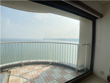 リビング窓越しに見る浜名湖の眺め