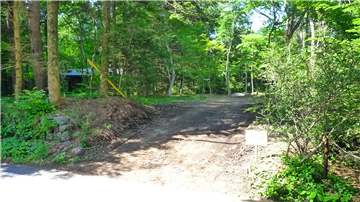 南西側道路から見た敷地入口（北側を望む）