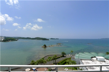 バルコニーから正面に田辺湾を望む/西方向を撮影