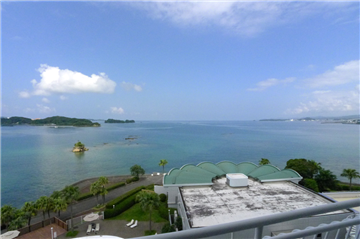 バルコニーより正面に田辺湾を望む/西方向を撮影