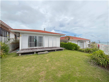 庭から見た外観