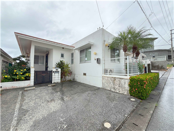 北側道路から見た外観