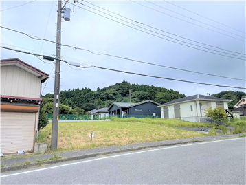 前面道路南東側より敷地を撮影