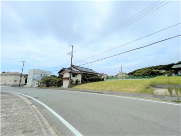 前面道路北東側より敷地を撮影