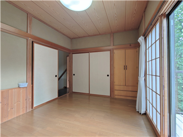洋室3の西角より入口方向