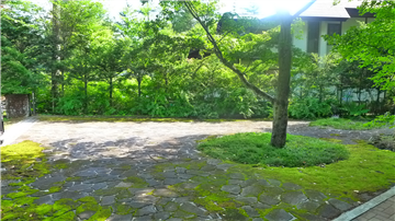 敷地内（玄関前を望む）