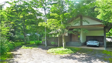 建物玄関先とガレージ