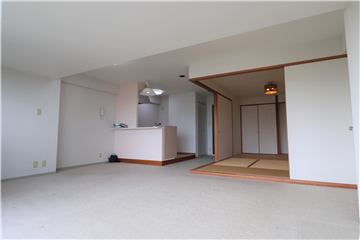 LDK（キッチンと和室方向を撮影）