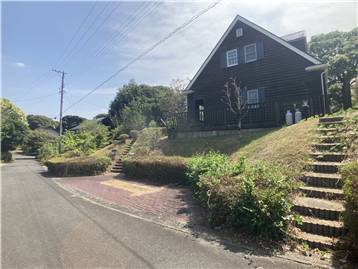建物外観／前面道路から撮影