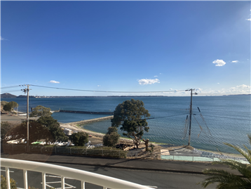 バルコニーから南東側に浜名湖を望む