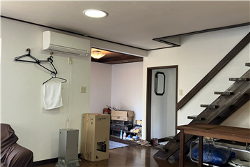 リビング／１階（玄関方向を撮影）