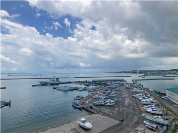 バルコニーから浜崎マリーナを望む／北西方向を撮影