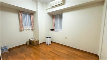 約5.5畳の洋室/入口より撮影