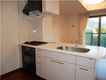 オープンタイプのキッチン、上下収納付きです