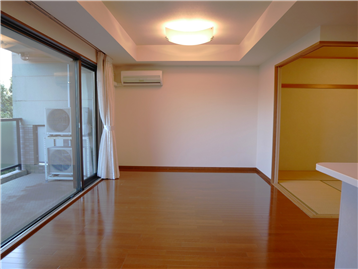 ダイニングからリビングエリアを撮影